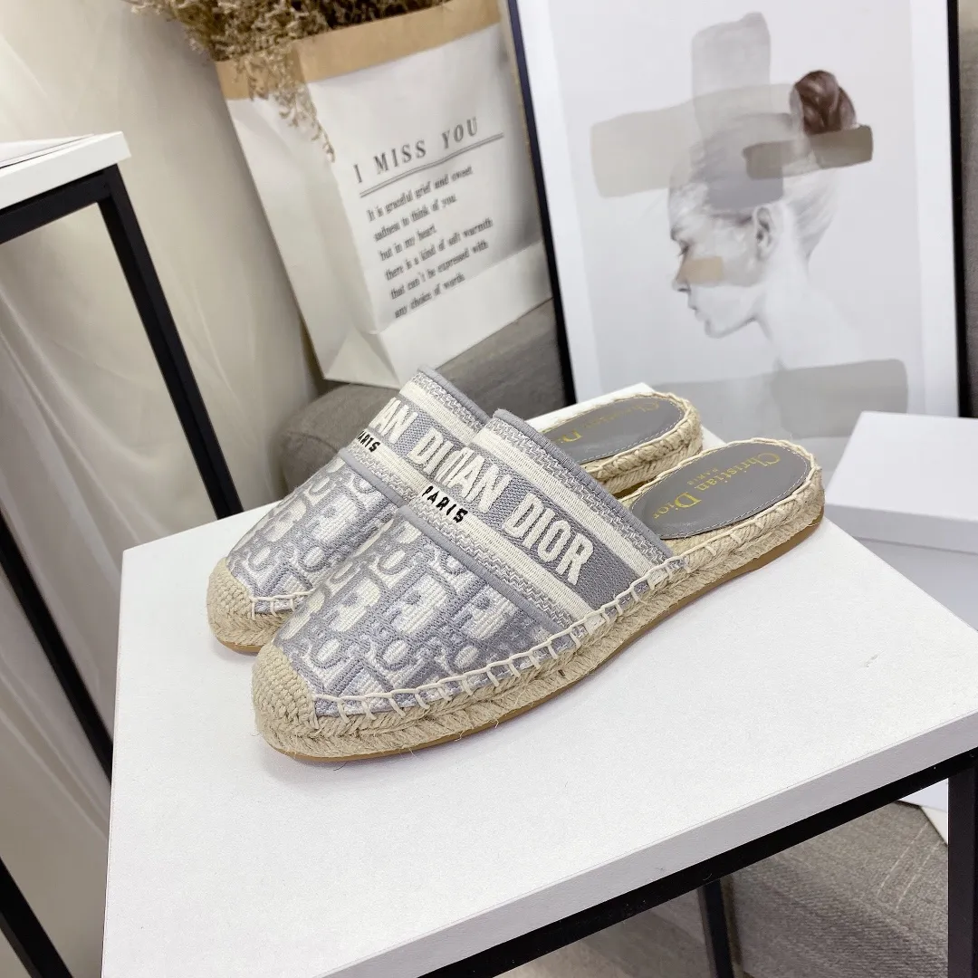 👟👟Ex-factory price 400👟👟 If the top version (original embroidery is done one to one) is cheaper, please avoid Dior | Dior ²⁰²¹𝐬𝐬🧡💚2021 early spring new products top version ⚠️The counter features the latest fisherman shoe series, hard goods are new🆕❥purchase level! Full of high-end feel! A popular model among bloggers at home and abroad, it’s retro and fashionable and looks amazing on your feet! Mainly recommended model on the official website ★━━━━━ ЅᏇєєt ━━━━━▪️ Upper: Original copy of pure cotton thread ➕ Three-dimensional electric embroidery ▪️ Lining: Imported water-dyed sheepskin lining ▪️ Outsole: Original handmade hemp rope combination wear-resistant rubber outsole ▪️ Shoe size: 35-39 (40 is custom-made and cannot be returned or exchanged) ▪️